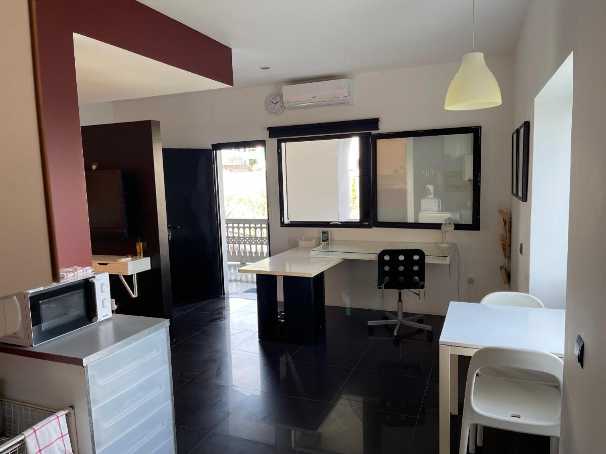 Sea Breeze Apartment *